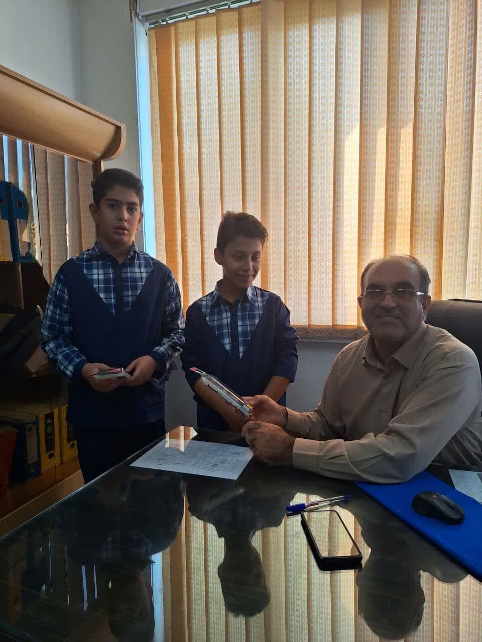 اهدای جایزه برای دانش آموزان